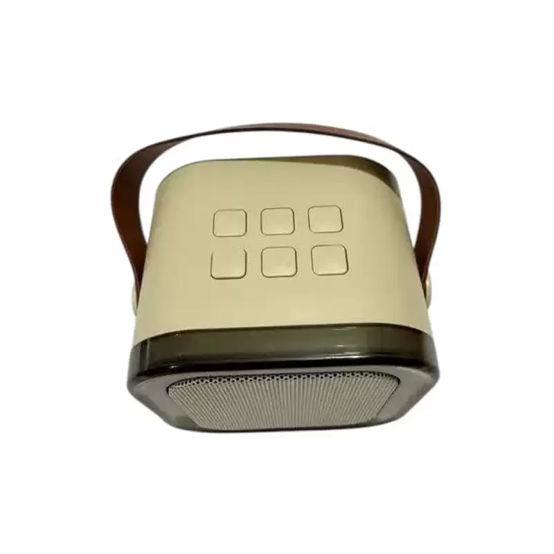 اسپیکر K12 روی میز پیک‌نیک در فضای باز