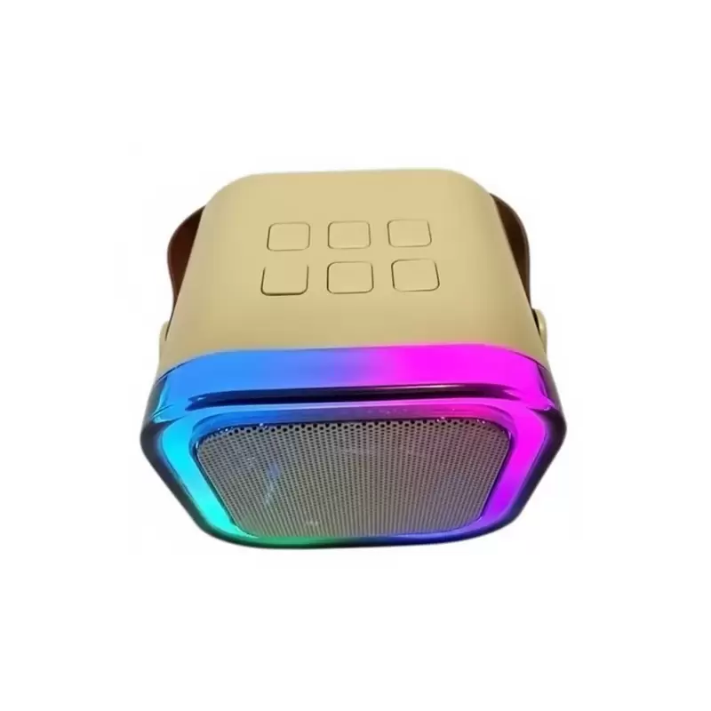 اسپیکر K12 روی میز پیک‌نیک در فضای باز