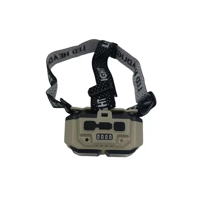 چراغ‌پیشانی HX‑816S روی سر کوهنورد در شب